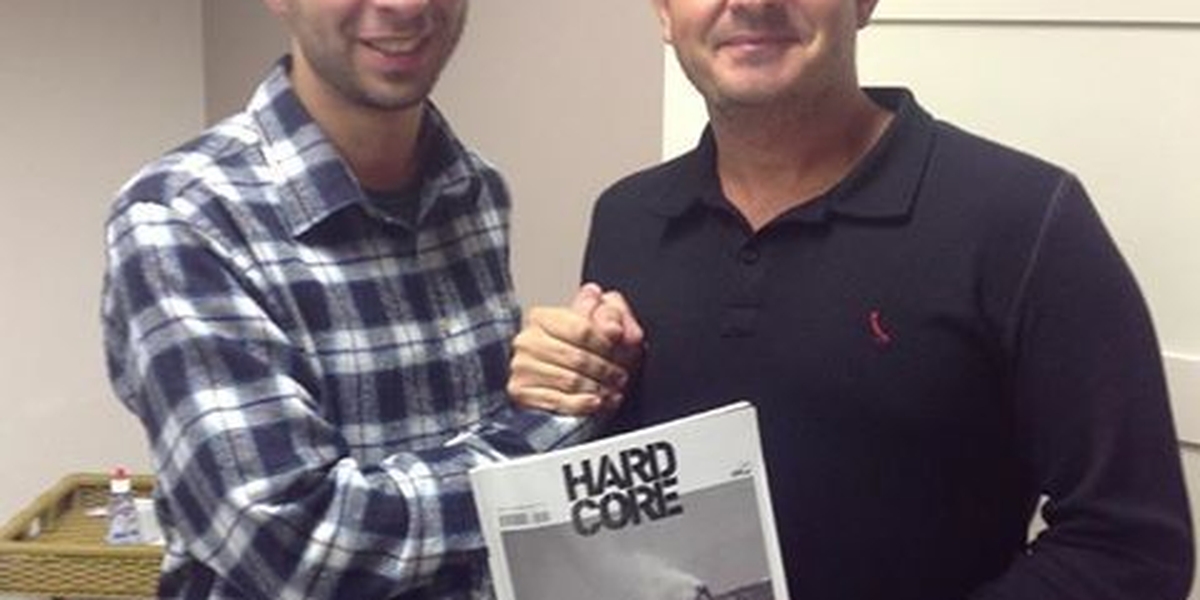 Após matéria polêmica, ap. Rina posta foto com diretor da Hardcore