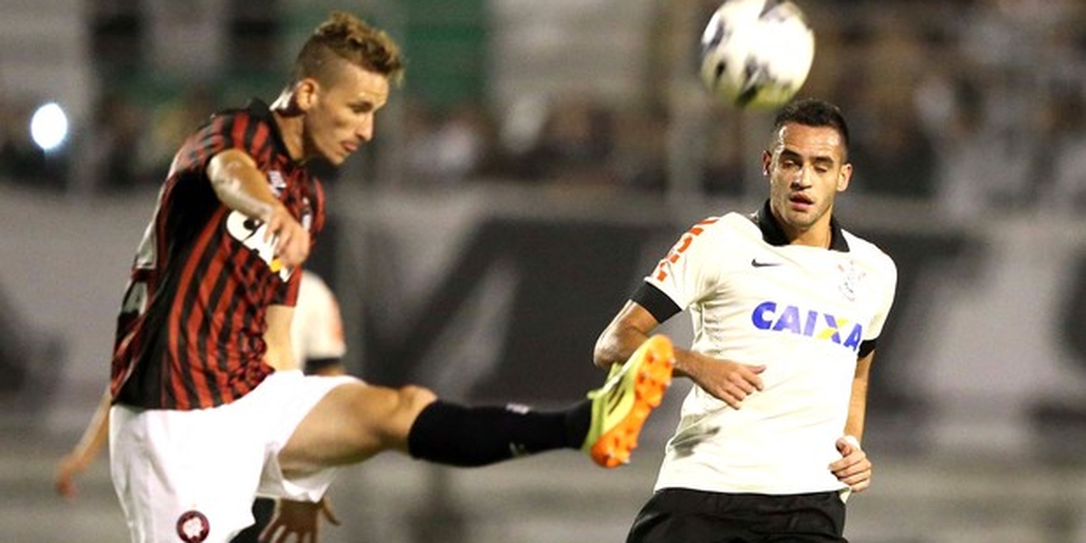 Corinthians vacila, toma gol no fim e fica no empate contra o