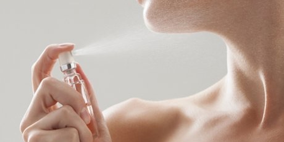 Saiba em quais locais do corpo e como aplicar perfume para aumentar a