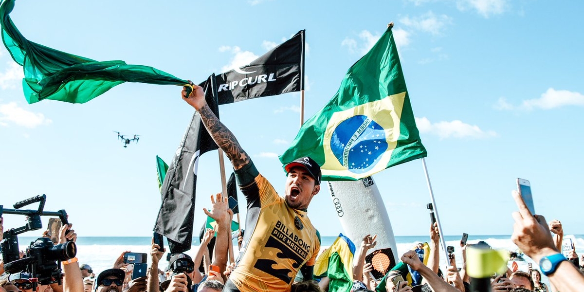 gabriel medina é tricampeão mundial!