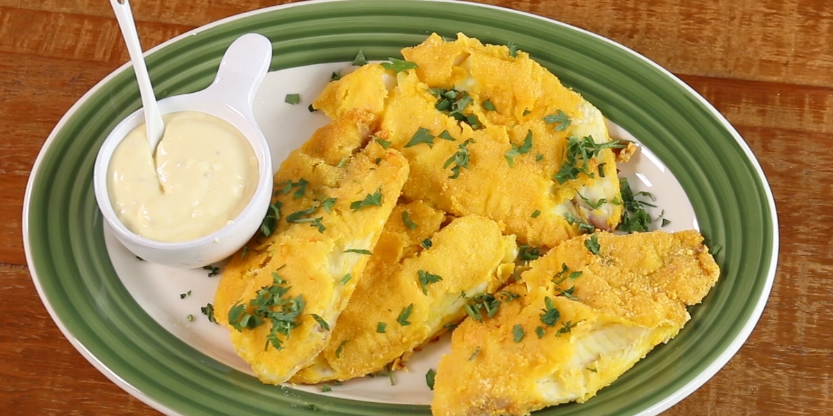 Tilápia empanada com molho de mostarda Guiame