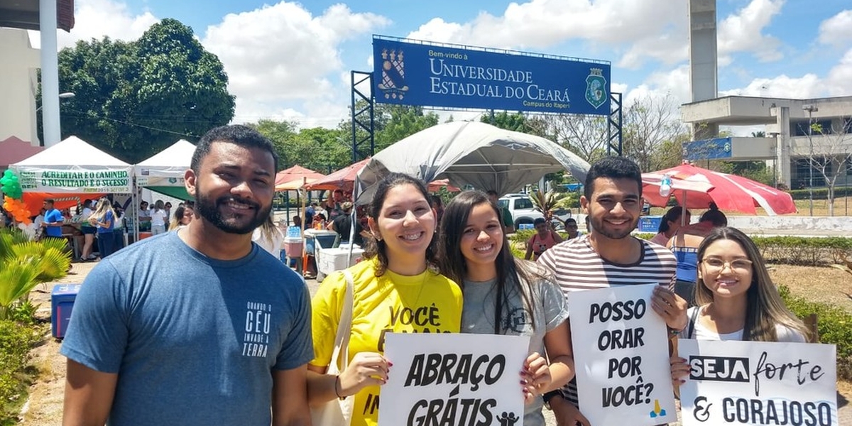 Jovens evangelizam durante trote em universidade