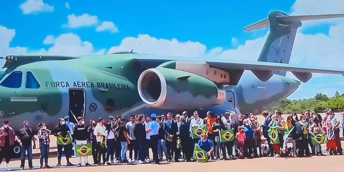 FAB faz festa para receber novo avião militar KC-390, fabricado