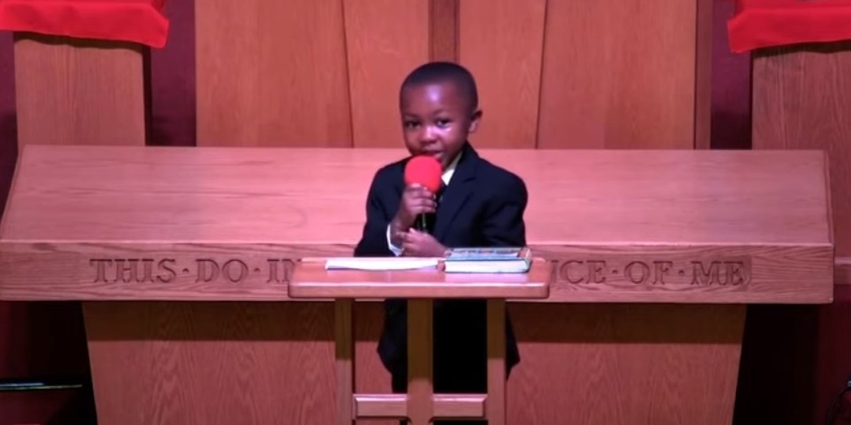 Menino conhecido por batizar brinquedo prega pela 1ª vez na igreja - Guiame