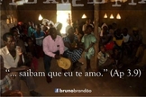 Culto realizado em humilde igreja africana