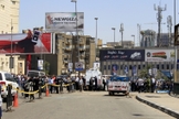 Autoridades de segurança inspecionam a cena da explosão de um carro-bomba em uma ponte, no bairro de Zamalek (Cairo)