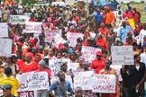 Manifestantes saem às ruas da Nigéria para protestar contra o sequestro de 250 meninas, capturadas pelo Boko Haram.