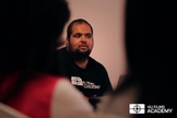 Miguel Nagle, diretor do filme "Metanoia - Mães de Joelhos, Filhos de Pé", ministrando aula.