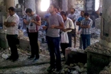 Cristãos oram dentro de templo em ruínas, na Síria.