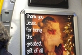 O anúncio traz a mensagem: "Thank you Jesus for being the greatest gift off all" ("Obrigado Jesus, por ser o maior presente de todos", em tradução). (Foto: Fireglod/ Imgur)
