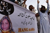 Muçulmanos exigem que Asia Bibi seja enforcada. (Foto: Sunshine Coast Daily)