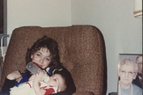 Valerie Gatto quando era bebê nos braços de sua mãe, Theresa. (Foto: Arquivo pessoal)