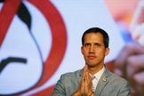 Autoproclamado presidente da Venezuela, Juan Guaidó, cumprimenta estudantes universitários em Caracas. (Foto: Ariana Cubillos/AP)