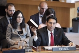 Embaixador israelense, Danny Danon, segura a Bíblia em reunião do Conselho de Segurança da ONU em Nova York. (Foto: EFE/Evan Schneider/ONU)
