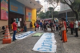 Manifestantes em frente ao Teatro Glauce Rocha, no Centro do Rio. (Foto: Karen Garcia/Agência O Globo)