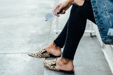 Looks que vão te inspirar a combinar jeans com flats. (Foto: Reprodução/Moda It)