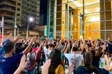 Centenas de pessoas intercederam pelos jovens de Ribeirão Preto, em frente ao Shopping Santa Úrsula. (Foto: Pedro Paulo Rosa)