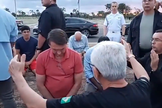 Jair Bolsonaro recebe orações em frente ao Palácio da Alvorada. (Foto: Divulgação)