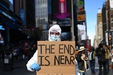"O fim está próximo", diz manifestante em cartaz sobre coronavírus na Times Square, em Nova York. (Foto: Johannes Eisele/AFP)