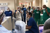 Médico faz oração durante plantão no hospital Abelardo Santos, em Belém. (Foto: Reprodução)
