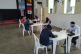 Beneficiários são orientados por voluntários dentro da igreja. (Foto: Primeira Igreja Batista de Pinheiros)