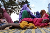 Menina refugiada descansa em acampamento de perto de Mogadíscio, na Somália, depois de fugir da região de Lower Shabelle. (Foto: Feisal Omar/Reuters)