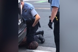 O homem disse que não conseguia respirar, enquanto um policial pressiona o joelho em seu pescoço. (Foto: CNN)