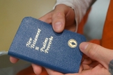 Os Gideões são uma organização internacional que há mais de um século distribuem Bíblias em locais como escolas, presídios, hotéis e diversos outro locais. (Foto: Clare More Daily Progress)