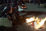 Manifestantes queimam Bíblia em protesto na cidade de Portland, EUA. (Foto: Reprodução/YouTube)
