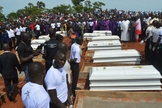 Cristãos mortos em ataques são sepultados na Nigéria. (Foto: Intersociety)