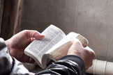 O relato bíblico que relata o momento em que Jesus defende uma mulher adúltera do apedrejamento foi alterada em um livro chinês. (Foto: Portas Abertas / EUA)