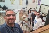 O pastor Saleem Shalash e voluntários da igreja se preparando para a distribuição de alimentos (Foto: Home of Jesus the King Church)