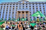 Militantes defendem a aprovação do aborto na Argentina, agitando bandeiras verdes. (Foto: Reprodução/Twitter/@florenciacanali)