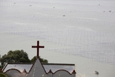 Uma igreja é vista ao lado de uma fazenda de lavatório na vila de Gutong, no município de Sansha, no condado de Xiapu, na província de Fujian, China. (Foto: Getty Images/China Photos)