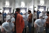 Profissionais da saúde oram em hospital durante colapso da pandemia em Manaus. (Foto: Reprodução/G1)