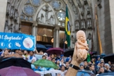 Manifestante pró-vida segura boneco de feto em protesto contra aborto. (Foto: Marcha Pela Vida Brasil)