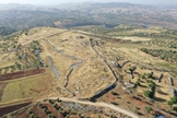 Vista aérea do local bíblico do altar de Josué no Monte Ebal, em Israel. (Foto: Shuki Levine)