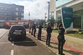 Policiais civis e militares e bombeiros fizeram uma oração em frente ao Hospital Regional São Paulo. (Foto: Alessandra Bagattini/Lance Notícias)
