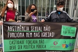 Grupos feministas protestam contra projeto que prevê abstinência sexual. (Foto: Reprodução/Instagram)