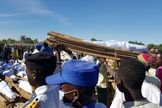 Enterro em massa em Zabarmari, no estado nigeriano de Borno, em novembro de 2020. (Foto: Reuters/Ahmed Kingimi)