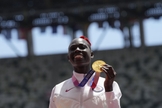 Athing Mu durante a cerimônia da medalha dos 800 metros femininos nos Jogos Olímpicos de 2021. (Foto: AP)