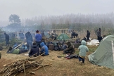 Refugiados e migrantes presos na fronteira com a Bielorússia. (Foto: ACNUR/Katsiaryna Golubeva)