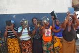 Mulheres nigerianas celebram a chegada da Bíblia. (Foto: Bible Society of Nigeria)