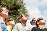 Pessoas observando eclipse solar. (Foto representativa: Rawpixel)