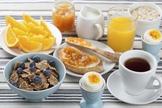 Os alimentos que não podem faltar no café da manhã