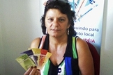 Maria Vani segura as notas de 'Comissari' no banco comunitário