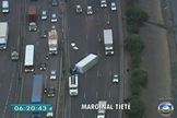 Caminhão tomba na Marginal Tietê, após a Ponte dos Remédios, na madrugada desta sexta-feira (4) 