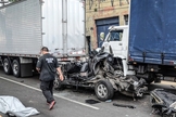 Acidente envolvendo cinco caminhões e um carro deixou um policial morto e uma pessoa ferida na Rodovia Anchieta, em São Paulo 