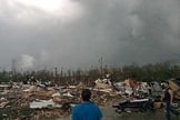 Tornado deixou um rastro de destruição em Mayflower,