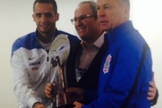 Renato Augusto e Mano Menezes com troféu após vitória sobre o Atlético-PR